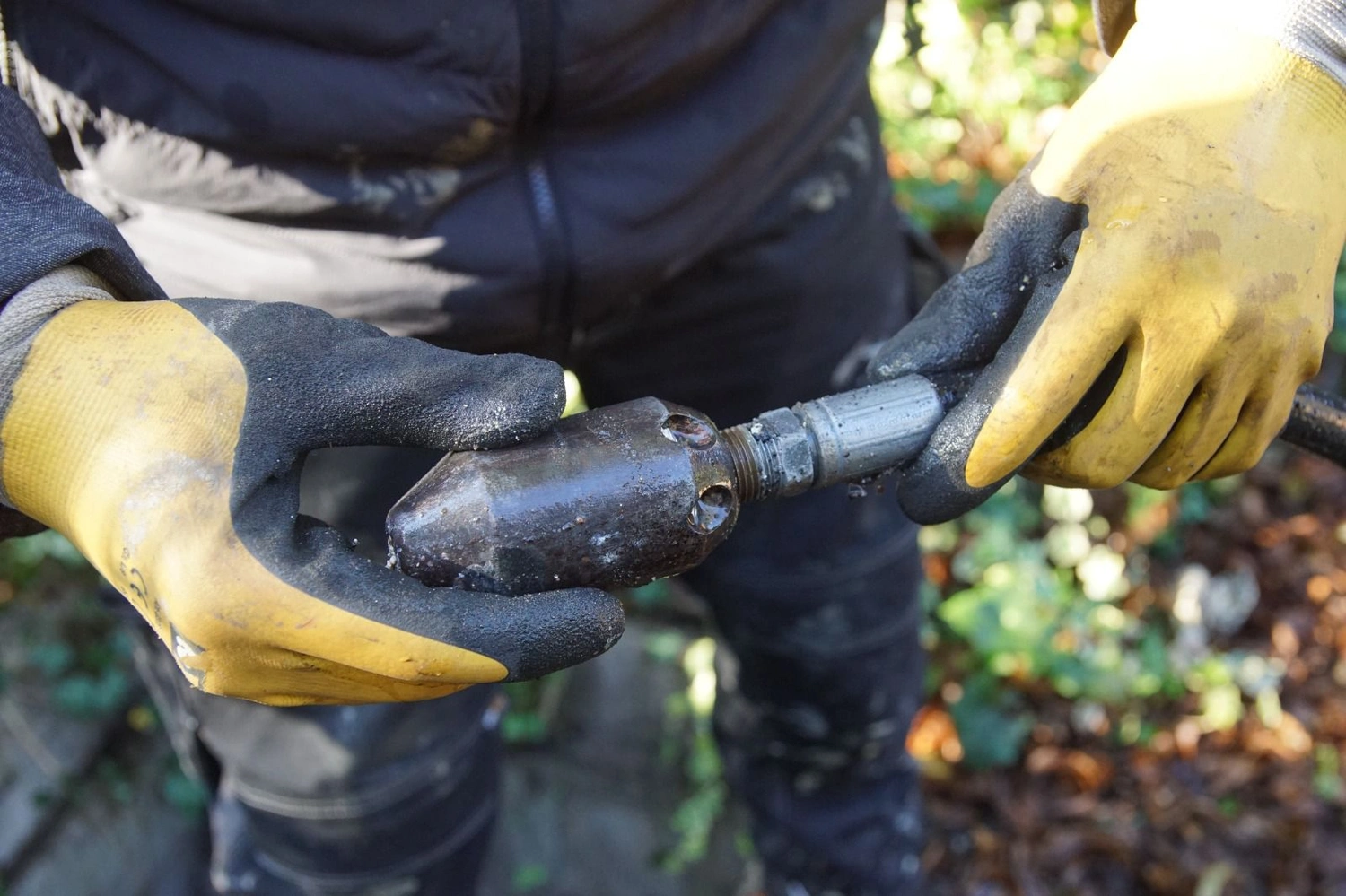 Aar-Einrich - Rohr- und Kanaltechnik - Servicemitarbeiter reinigt verstopfte Abwasserleitungen mit Wasserstrahl